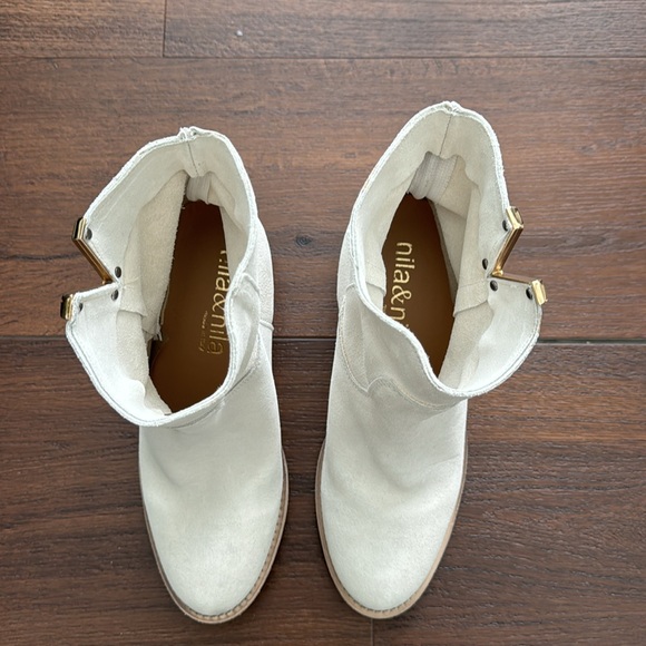 Nila & Nila NWT made in Italy Suede Ivory Bootie with Gold V on top. - Picture 4 of 7